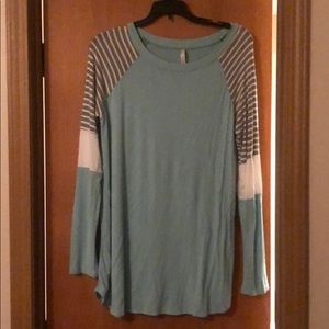 Long sleeve, fitted tee